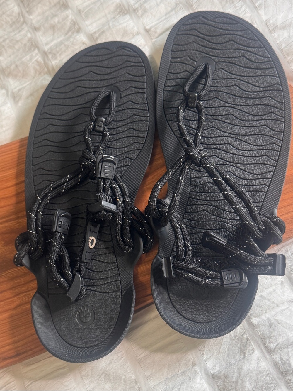Xero women’s black sandals thong adjustable size 9 adventure beach travel
